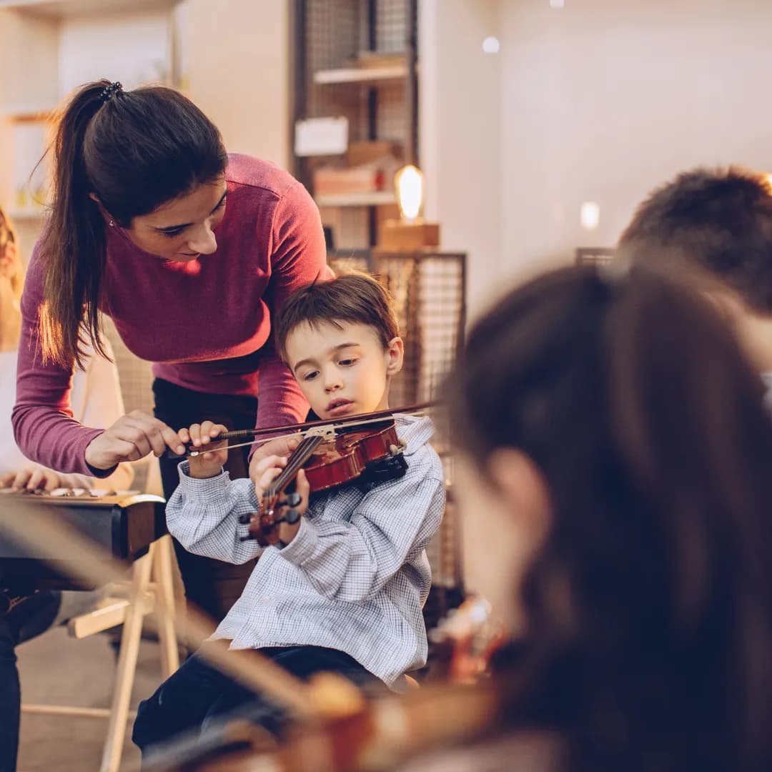 Explorando Melodías y Mentes: Los Beneficios de Aprender a Tocar un Instrumento Musical en Niños y Adolescentes