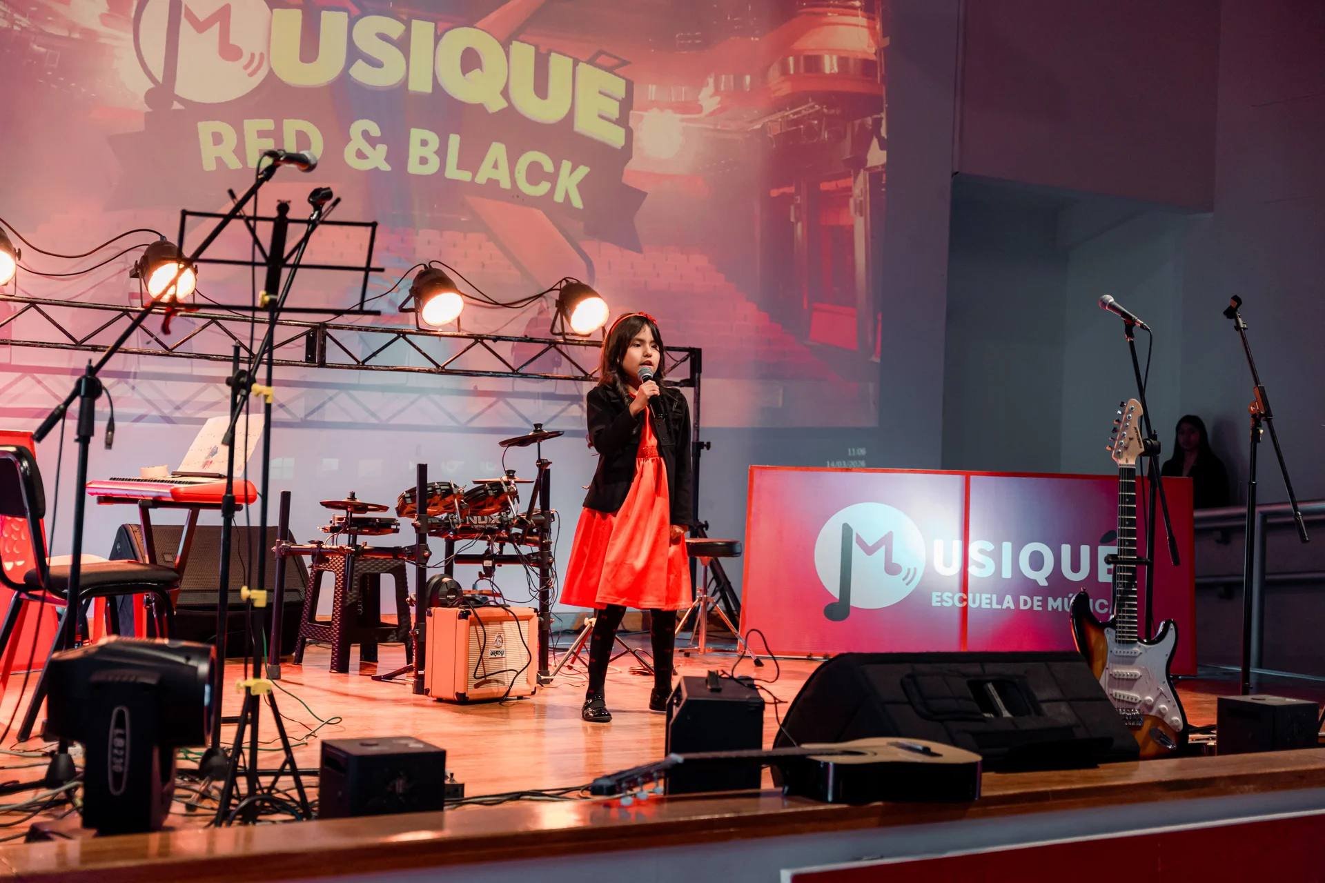Alumna de Musiqué cantando en escenario